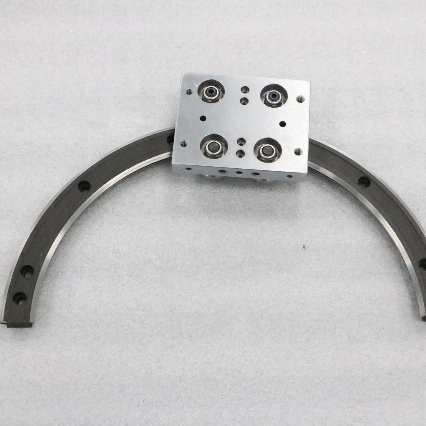Thickened and reinforced linear guide rails, circular guide rail conveyor lines, warehouse hardware turnover conveyor lines