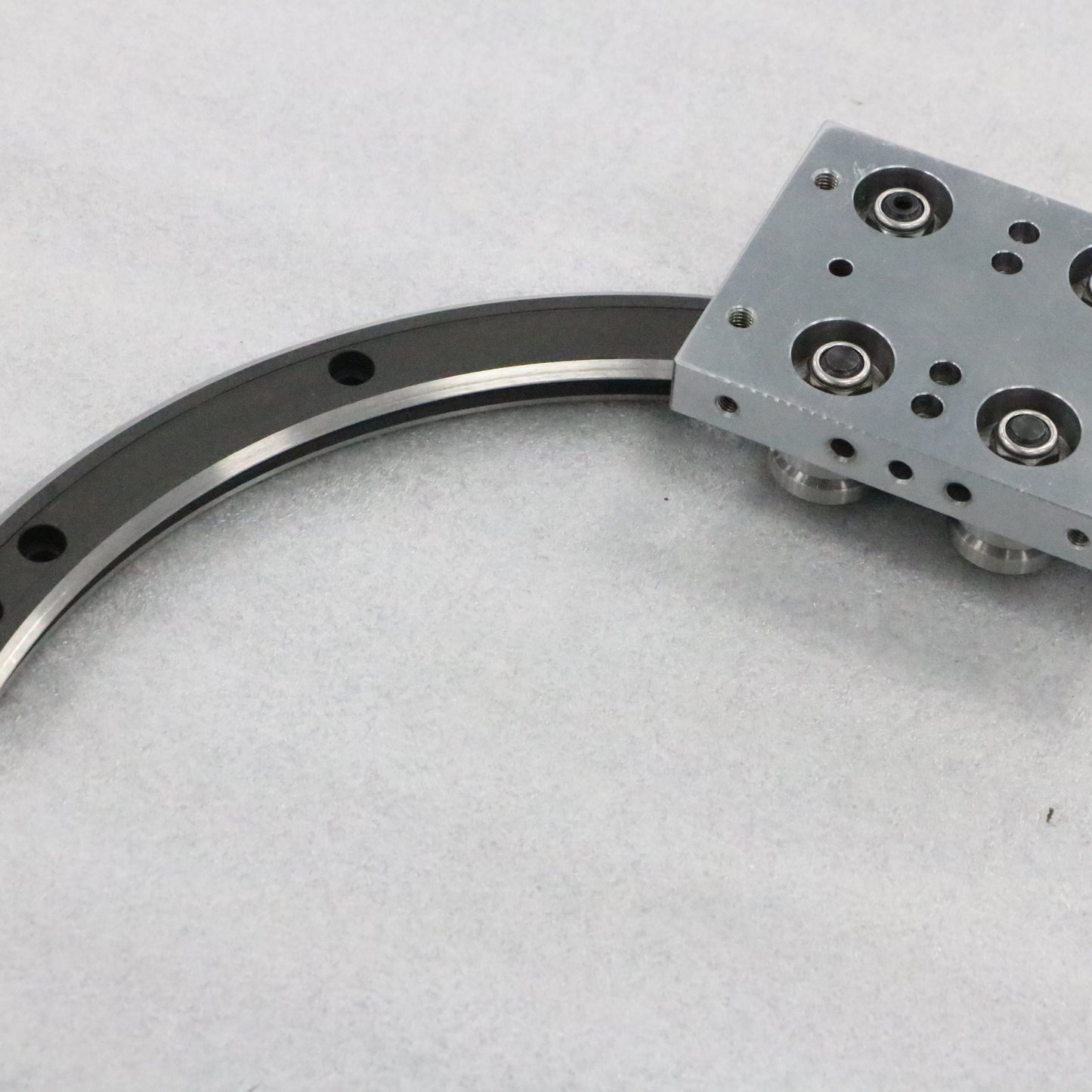 Thickened and reinforced linear guide rails, circular guide rail conveyor lines, warehouse hardware turnover conveyor lines