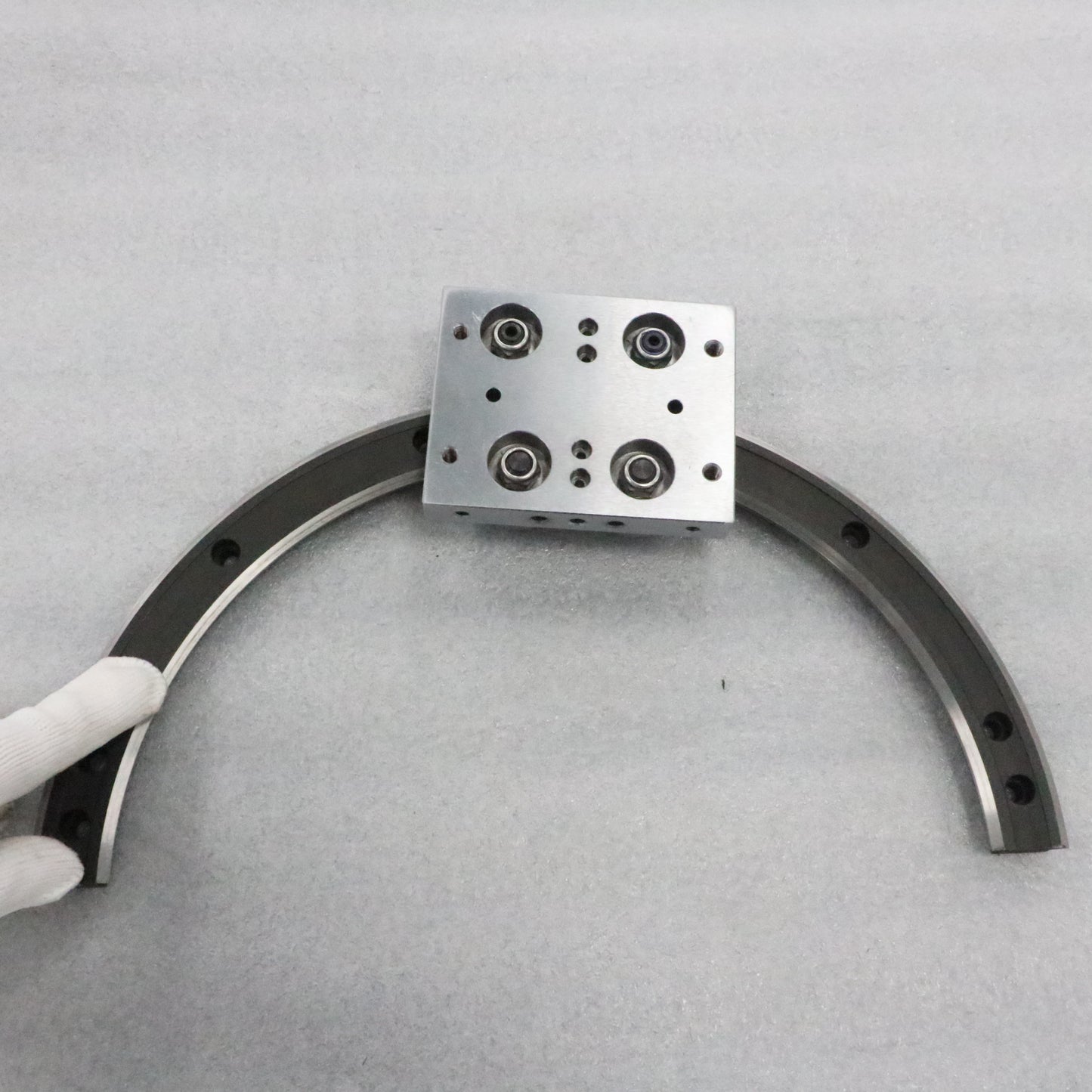 Thickened and reinforced linear guide rails, circular guide rail conveyor lines, warehouse hardware turnover conveyor lines
