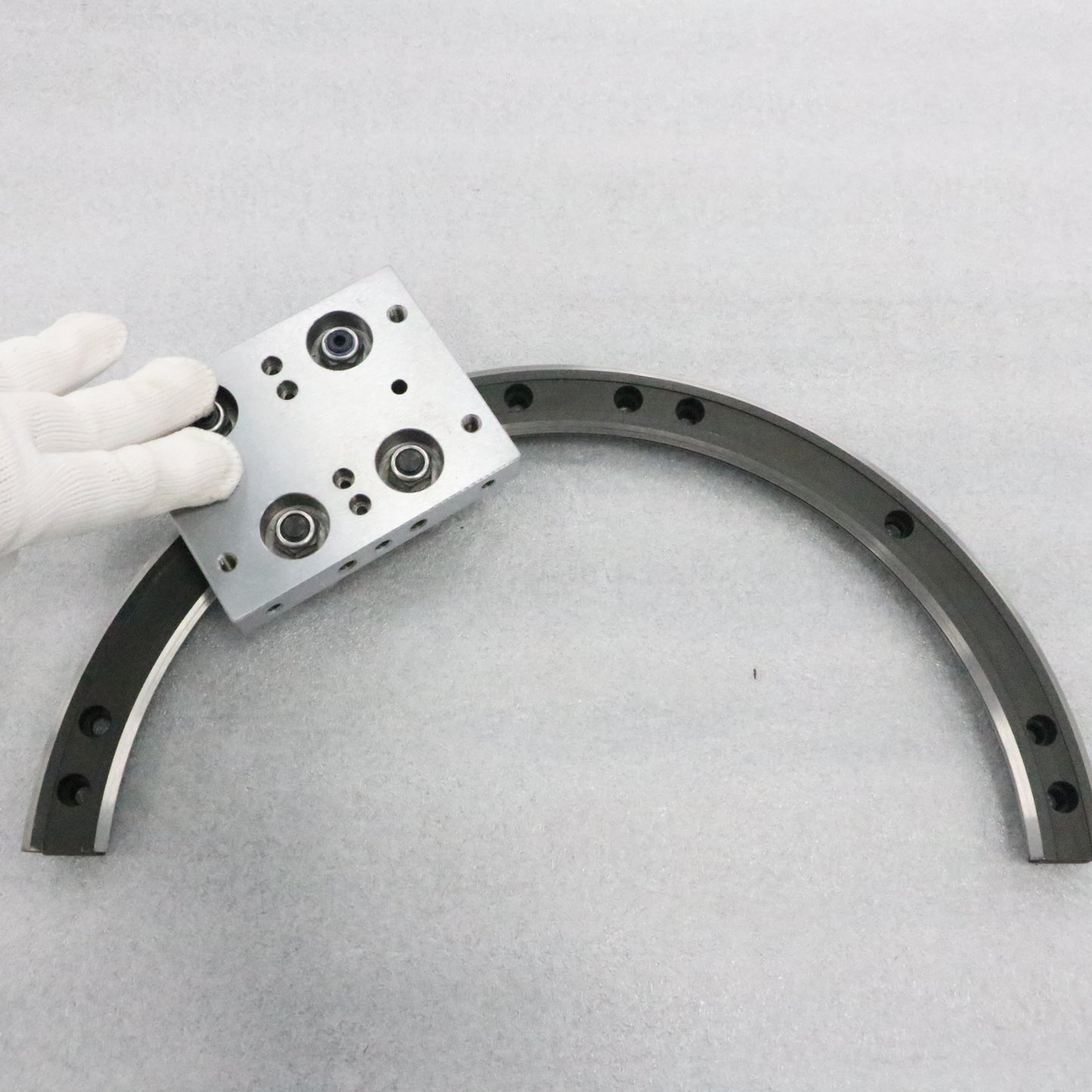 Thickened and reinforced linear guide rails, circular guide rail conveyor lines, warehouse hardware turnover conveyor lines