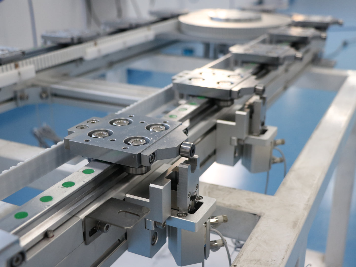 Reinforced load-bearing linear guide rails, circular guide rail conveyor lines, chassis and cabinet component conveyor lines.