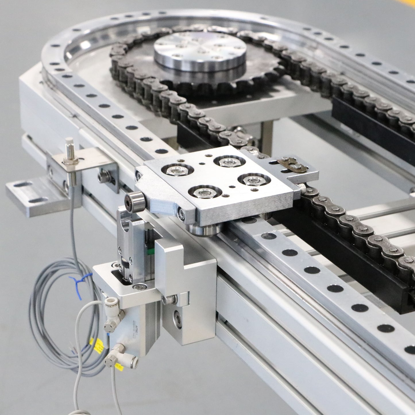 High load quenched alloy curved linear guide for lithium energy storage PACK multi-station automatic circulating processing lines