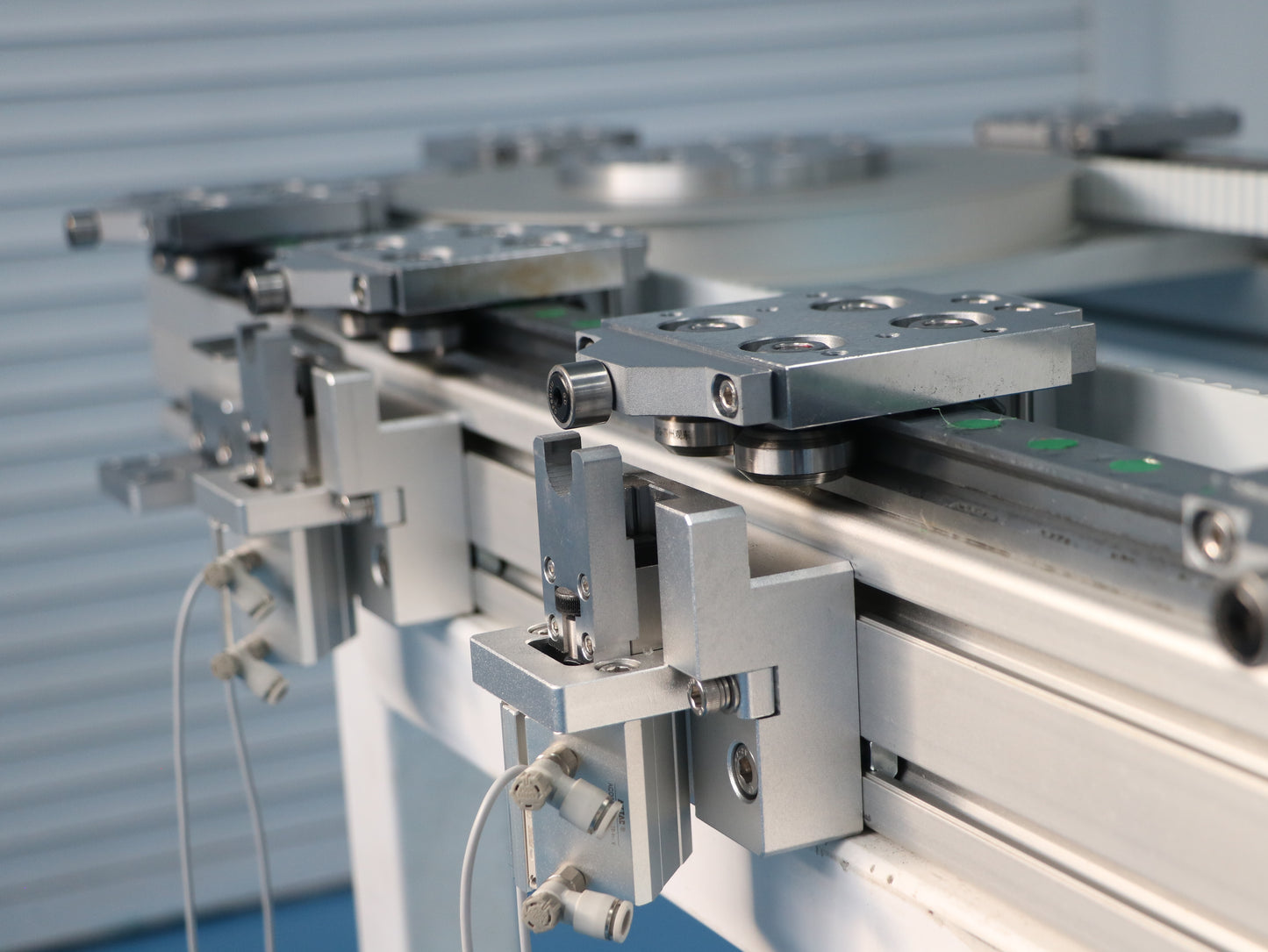 Quick-release maintenance linear guides, circular guide conveyor lines, lighting accessory processing and assembly lines