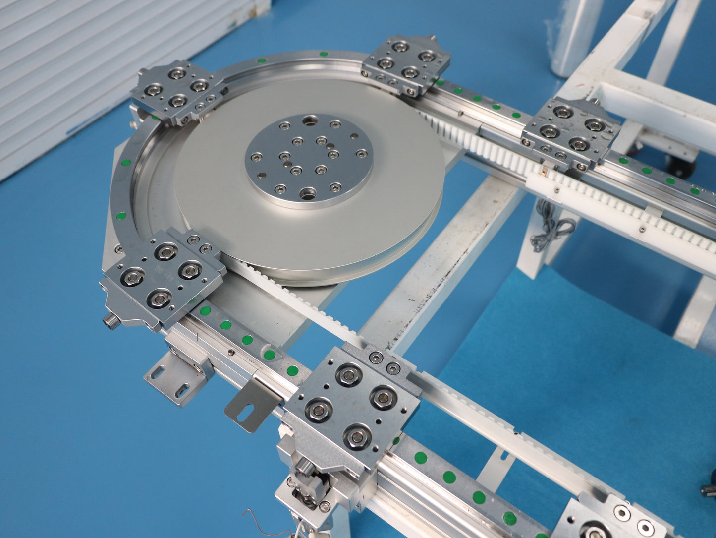 Quick-release maintenance linear guides, circular guide conveyor lines, lighting accessory processing and assembly lines