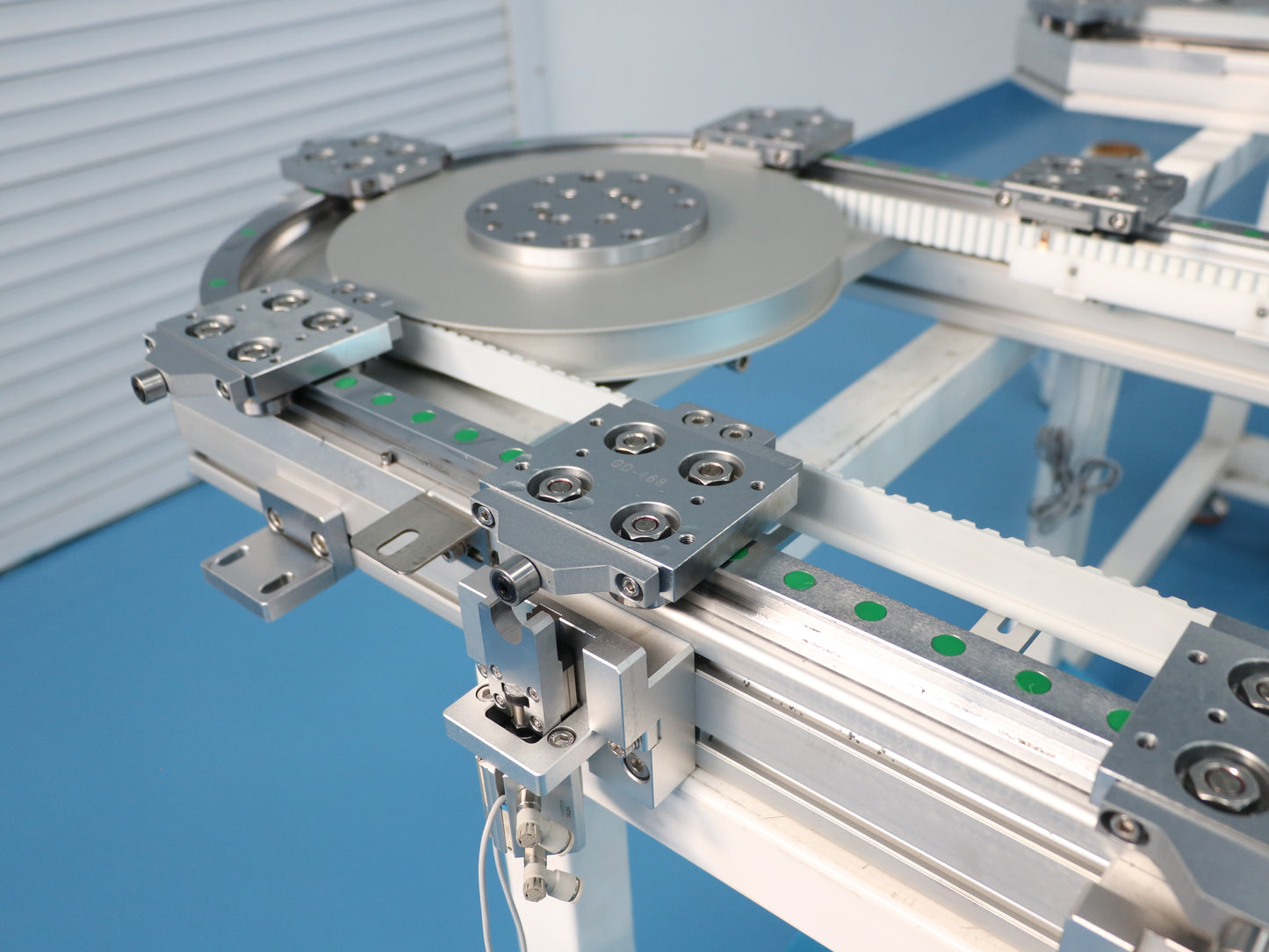 Quick-release maintenance linear guides, circular guide conveyor lines, lighting accessory processing and assembly lines