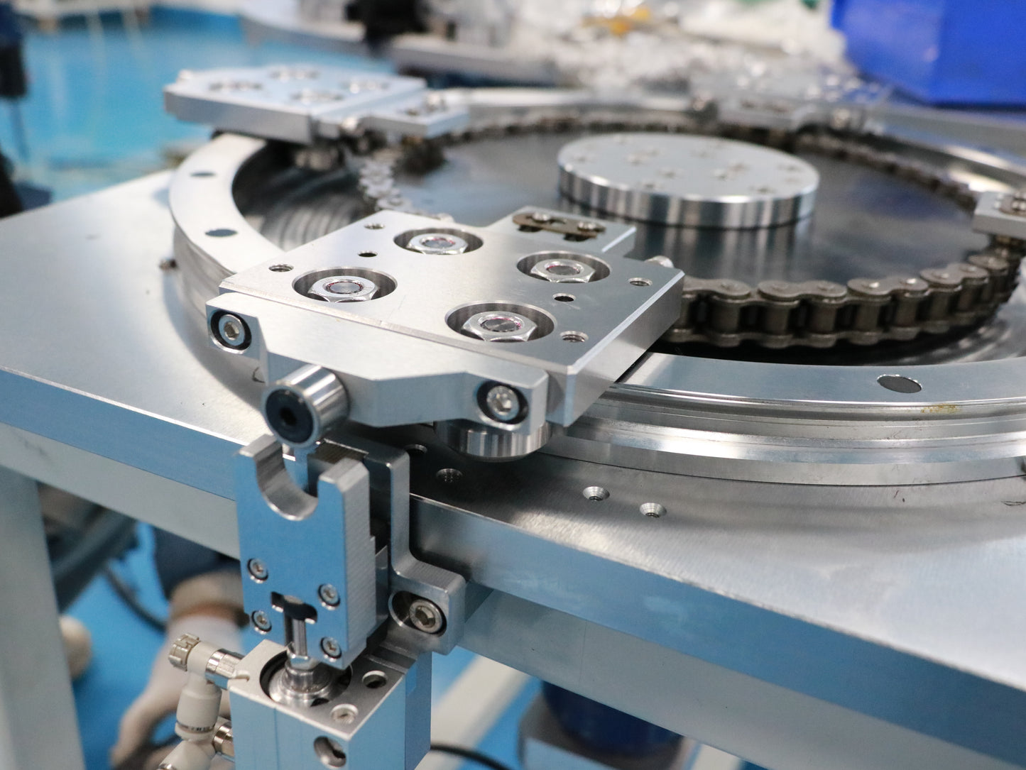 Incline-adaptive linear guide rails, circular guide rail conveyor lines, and small building material component conveyor production lines.