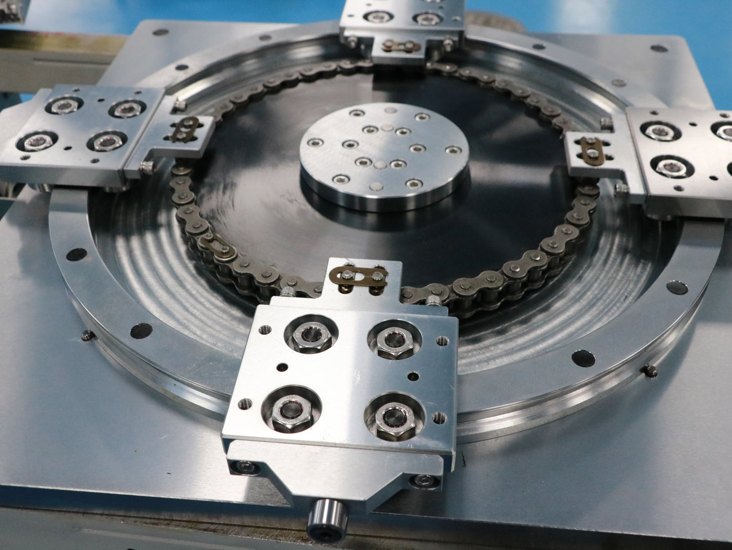 Incline-adaptive linear guide rails, circular guide rail conveyor lines, and small building material component conveyor production lines.