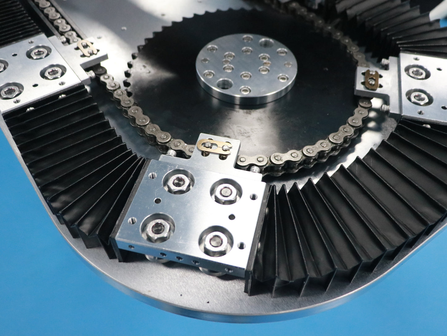 Stacked linear guide rails, circular guide rail conveyor lines, and packaging material recycling conveyor lines.