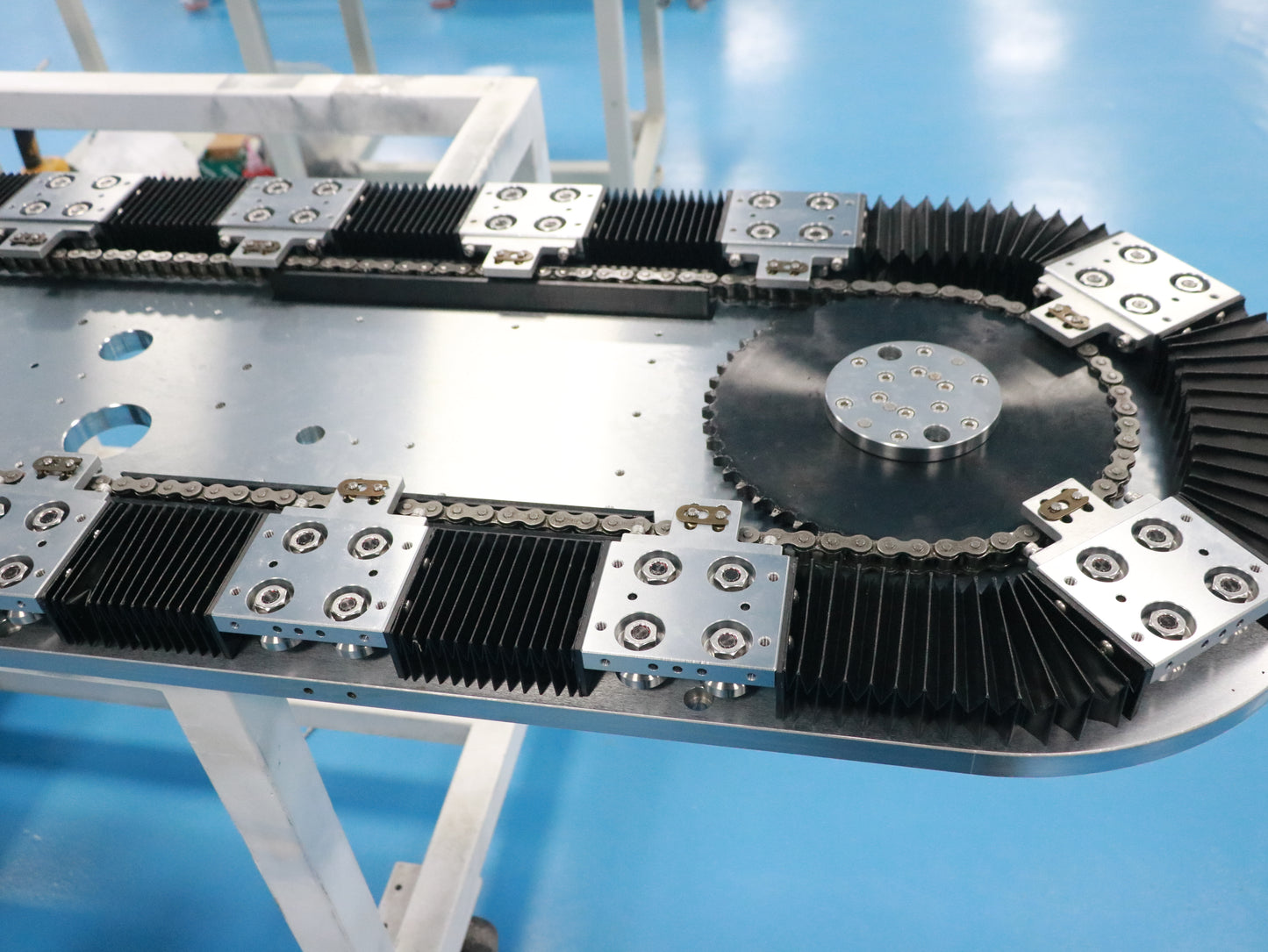 Stacked linear guide rails, circular guide rail conveyor lines, and packaging material recycling conveyor lines.