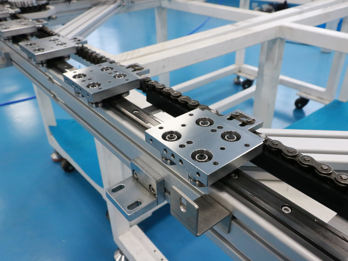 Easy-to-assemble linear guide rails, circular guide rail conveyor lines, and assembly lines for everyday consumer goods.