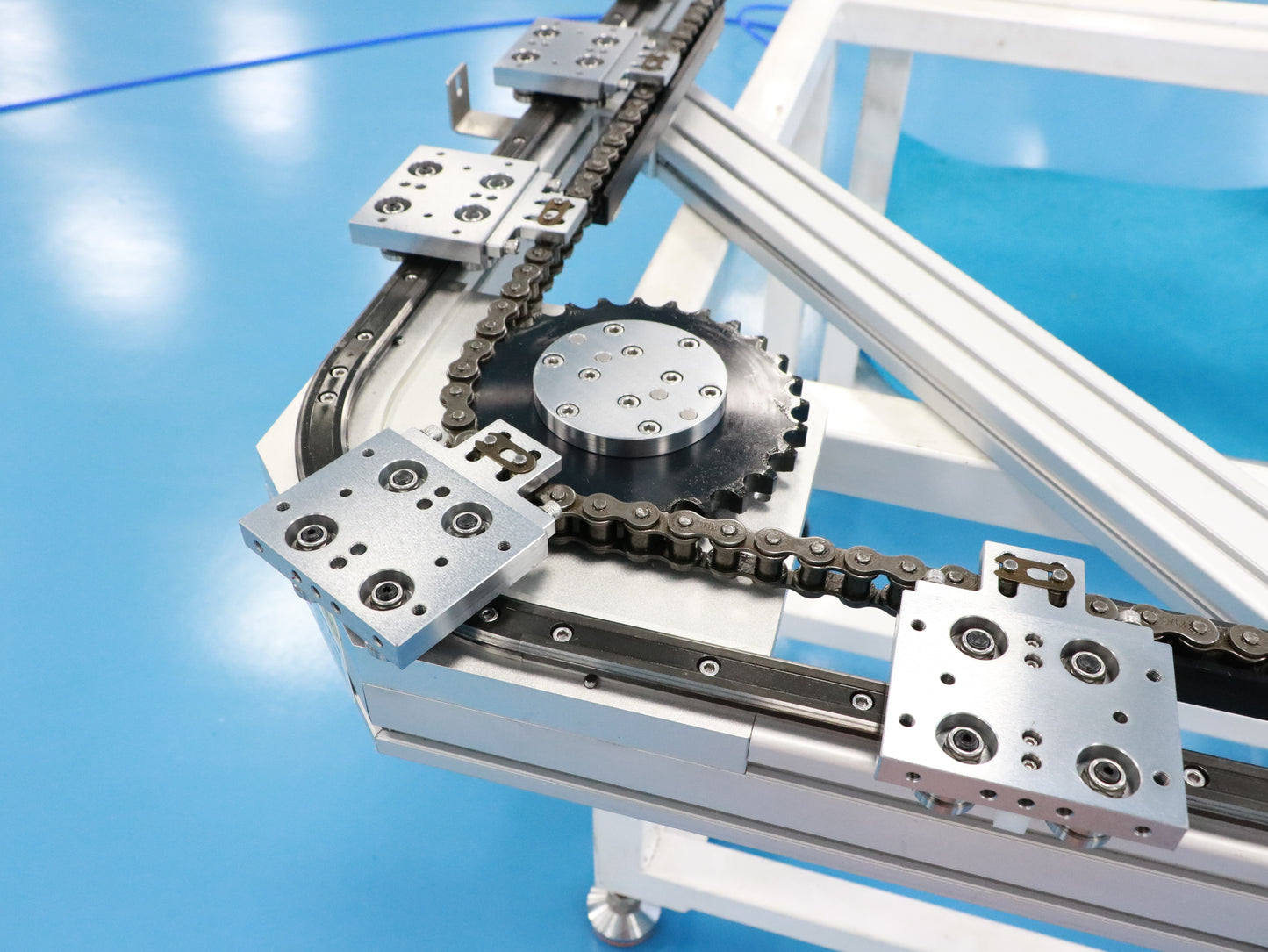 Easy-to-assemble linear guide rails, circular guide rail conveyor lines, and assembly lines for everyday consumer goods.
