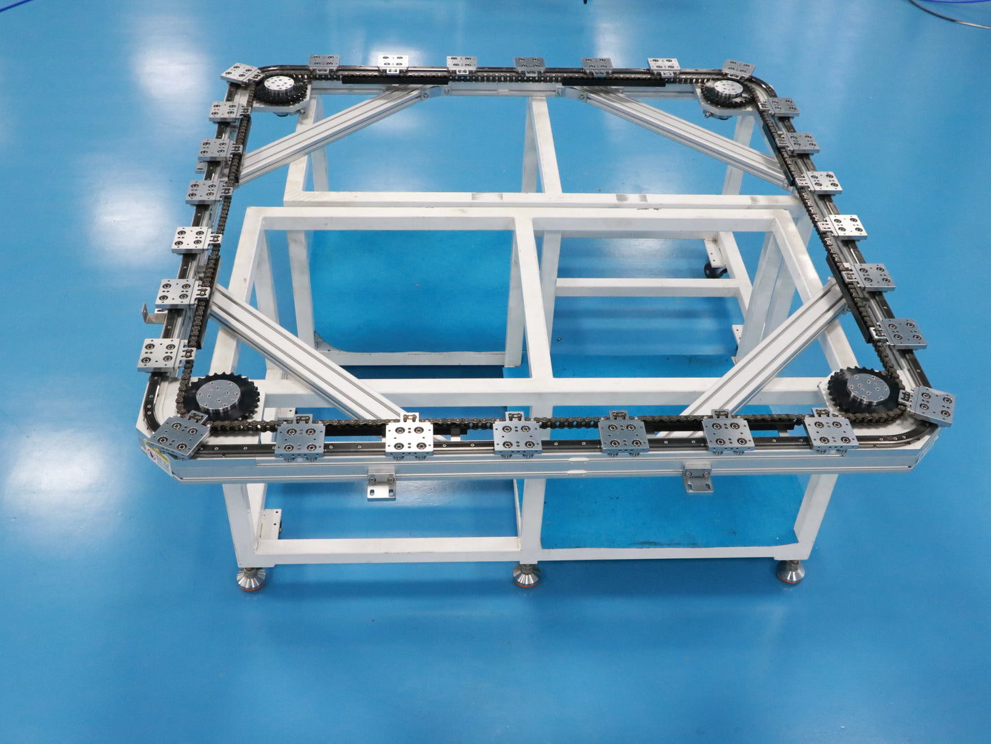 Easy-to-assemble linear guide rails, circular guide rail conveyor lines, and assembly lines for everyday consumer goods.